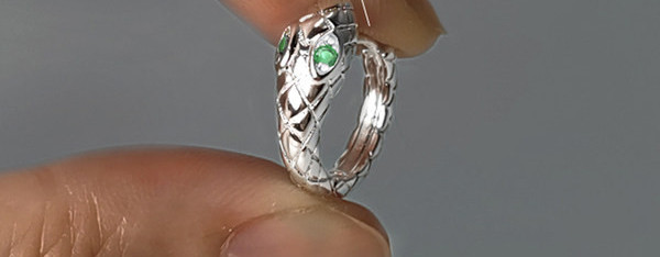 Kígyó alakú férfi fülbevaló, színes díszítő kövekkel