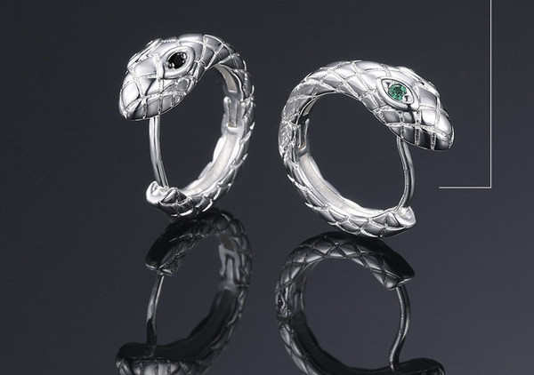 Kígyó alakú férfi fülbevaló, színes díszítő kövekkel