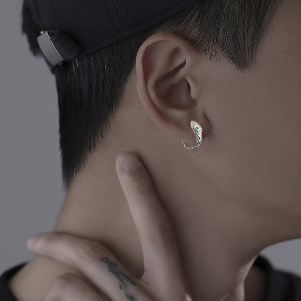 Kígyó alakú férfi fülbevaló, színes díszítő kövekkel