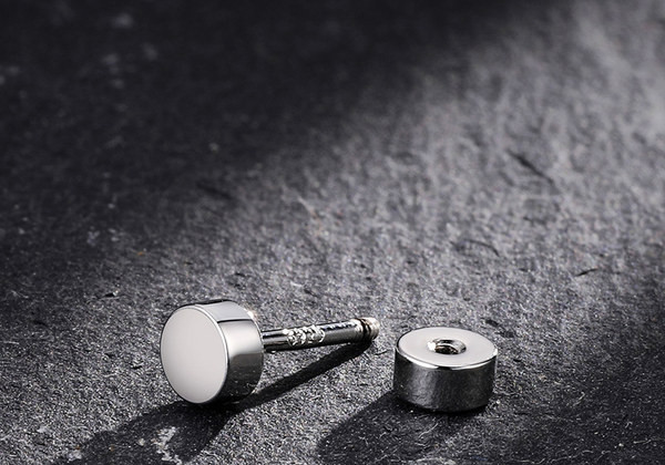 Férfi fülbevaló csavaron ezüst színben