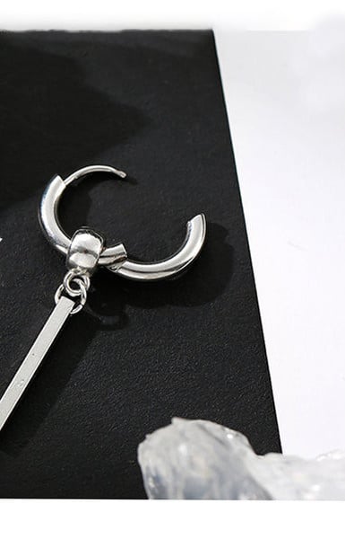 Ανδρικά μοντέρνα σκουλαρίκια σε ασημί χρώμα με μενταγιόν