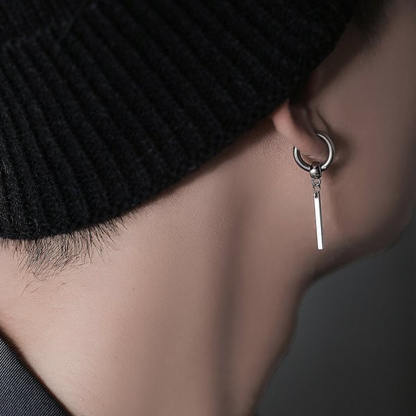 Ανδρικά μοντέρνα σκουλαρίκια σε ασημί χρώμα με μενταγιόν