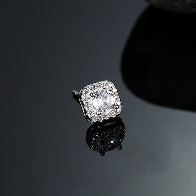 Vīriešu auskars zelta un sudraba krāsā - ar akmeni