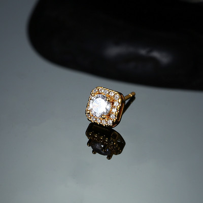 Vīriešu auskars zelta un sudraba krāsā - ar akmeni