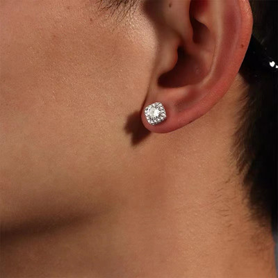 Vīriešu auskars zelta un sudraba krāsā - ar akmeni