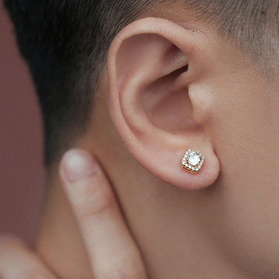 Vīriešu auskars zelta un sudraba krāsā - ar akmeni