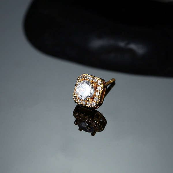 Vīriešu auskars zelta un sudraba krāsā - ar akmeni