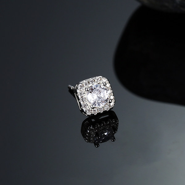 Vīriešu auskars zelta un sudraba krāsā - ar akmeni