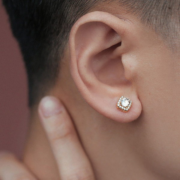 Vīriešu auskars zelta un sudraba krāsā - ar akmeni