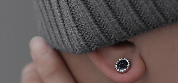 Jauna modeļa auskari vīriešiem apaļā formā