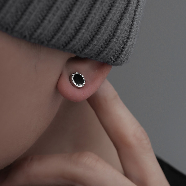 Jauna modeļa auskari vīriešiem apaļā formā