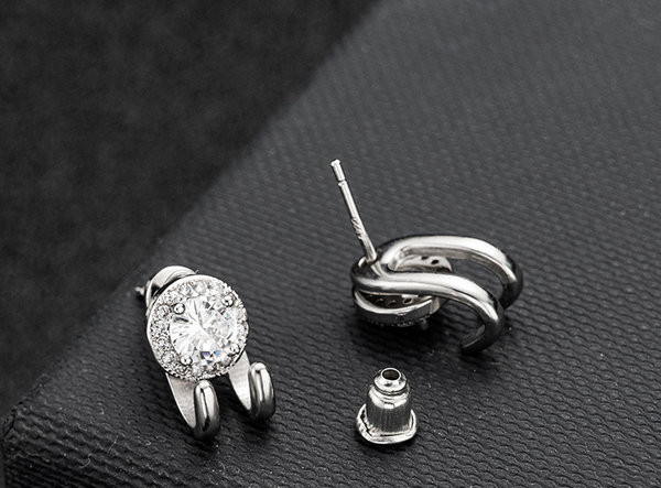 Vīriešu moderni auskari ar dekoratīviem akmeņiem