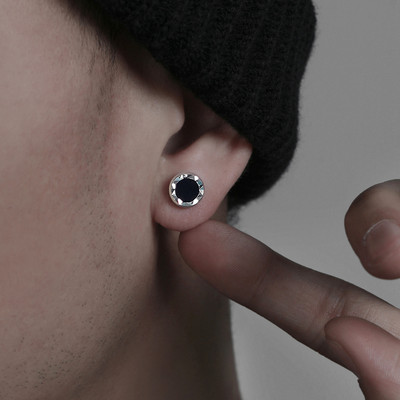 Vīriešu auskars apaļā formā - ar melnu akmentiņu