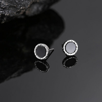 Vīriešu auskars apaļā formā - ar melnu akmentiņu