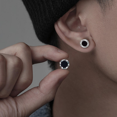Vīriešu auskars apaļā formā - ar melnu akmentiņu