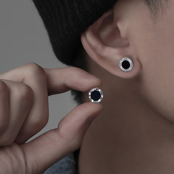 Vīriešu auskars apaļā formā - ar melnu akmentiņu