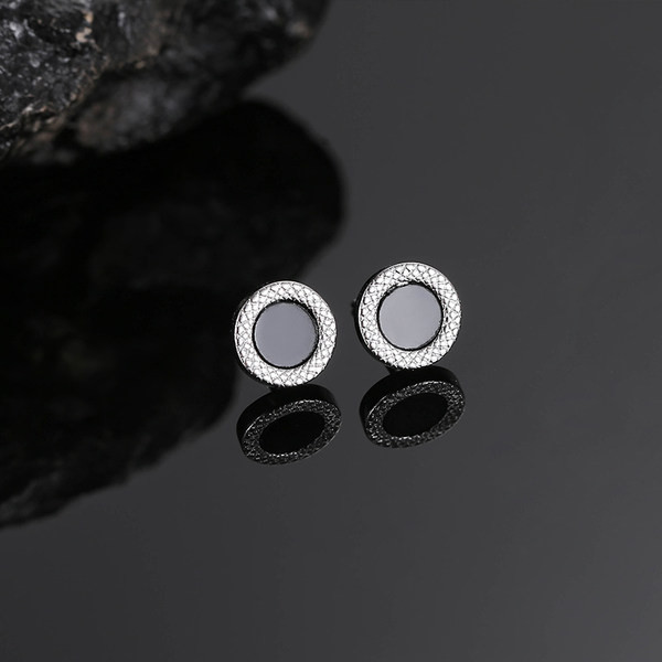 Vīriešu auskars apaļā formā - ar melnu akmentiņu