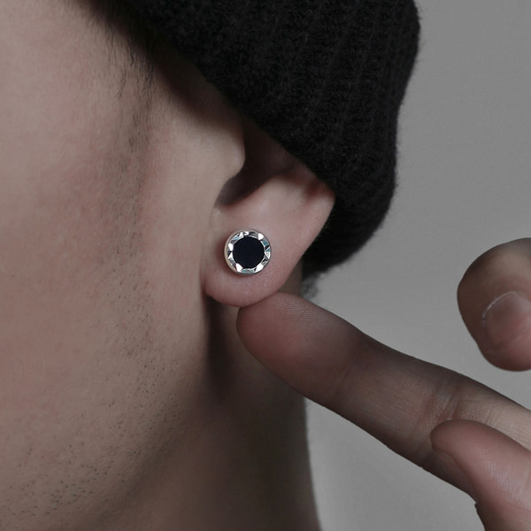 Vīriešu auskars apaļā formā - ar melnu akmentiņu