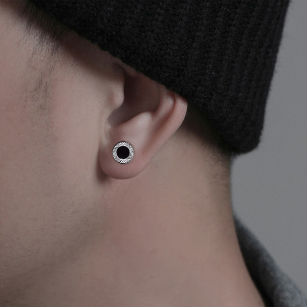 Vīriešu auskars apaļā formā - ar melnu akmentiņu