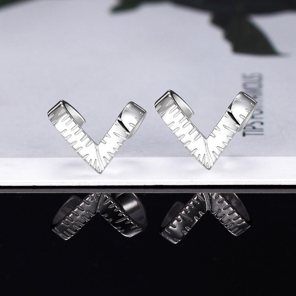 Mūsdienīgi vīriešu auskari sirds formā