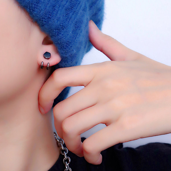 Vīriešu moderni divu krāsu auskari