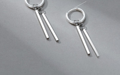 Vīriešu auskari sudraba krāsā - ar kulonu