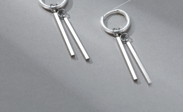 Vīriešu auskari sudraba krāsā - ar kulonu