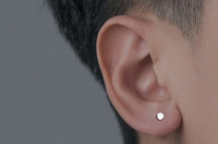 Švarus apvalios formos vyriškų auskarų modelis