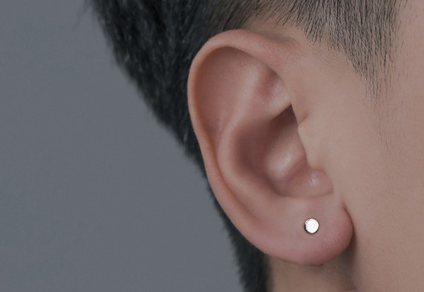 Švarus apvalios formos vyriškų auskarų modelis