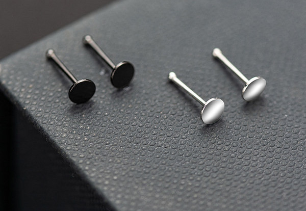 Švarus apvalios formos vyriškų auskarų modelis