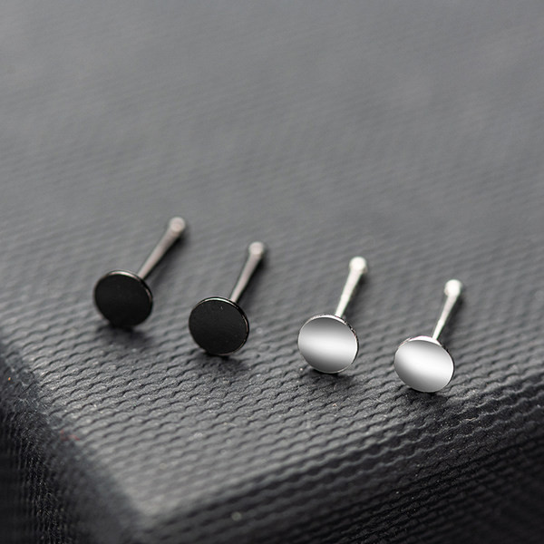 Švarus apvalios formos vyriškų auskarų modelis