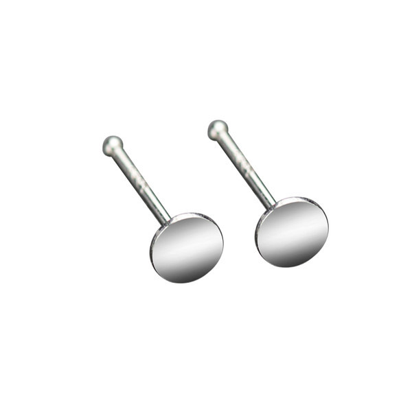 Švarus apvalios formos vyriškų auskarų modelis