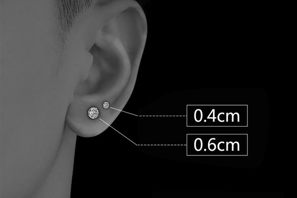 Par muških naušnica sa ukrasnim kamenčićem