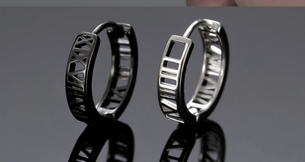 Férfi római számokkal ellátott fülbevaló