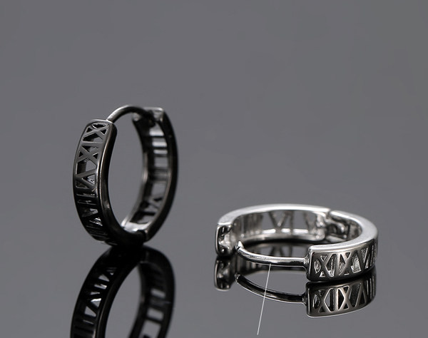 Férfi római számokkal ellátott fülbevaló