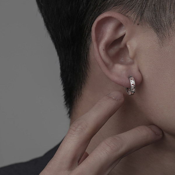 Férfi római számokkal ellátott fülbevaló