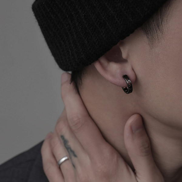 Férfi római számokkal ellátott fülbevaló