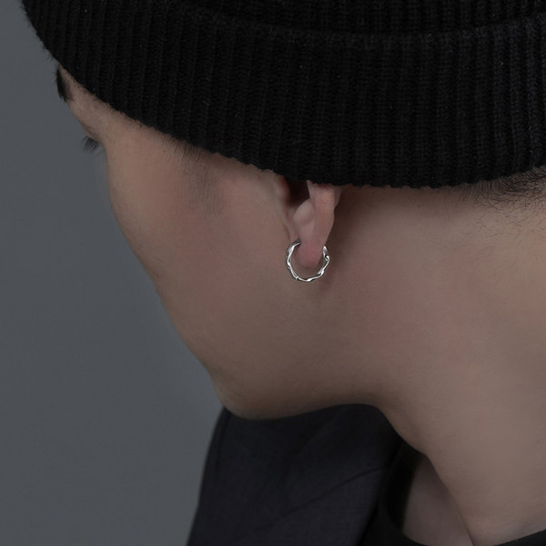 Muške naušnice u srebrnoj i crnoj boji okruglog oblika