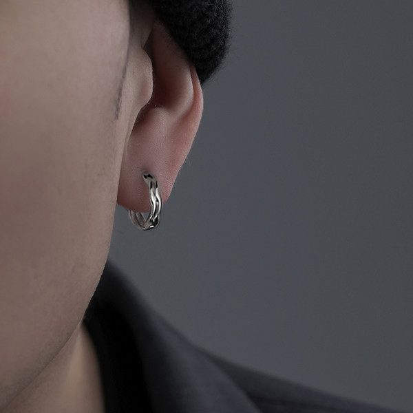 Muške naušnice u srebrnoj i crnoj boji okruglog oblika