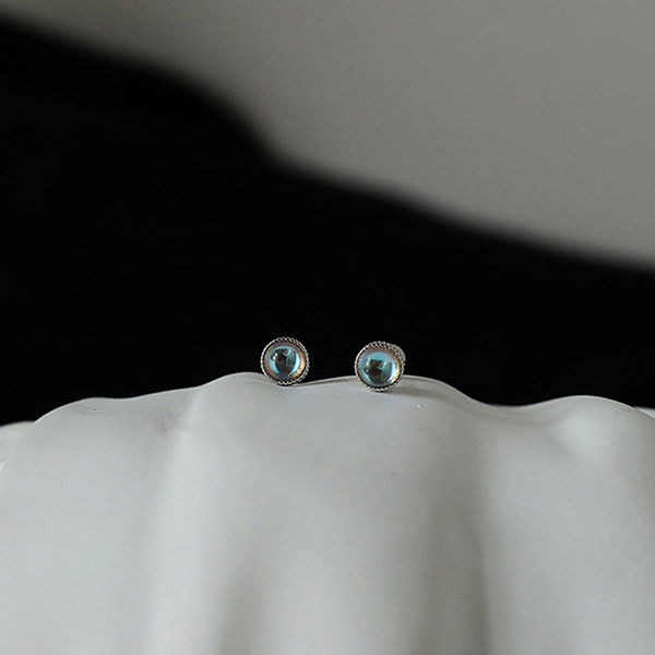 Vīriešu auskari ar akmeni