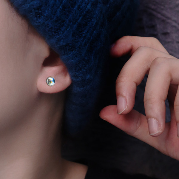 Vīriešu auskari ar akmeni