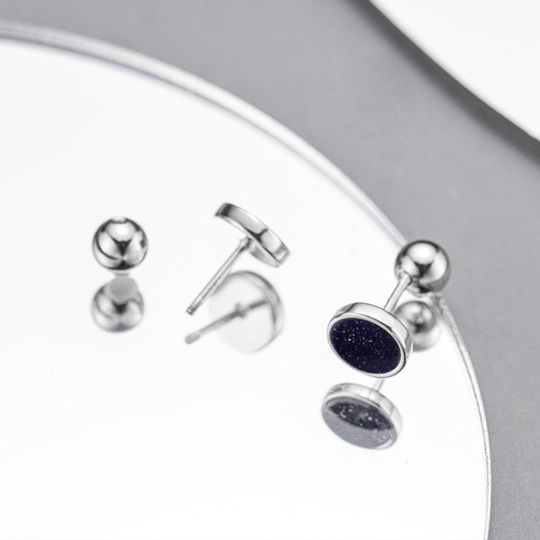 Ανδρικά σκουλαρίκια σε στρογγυλό σχήμα με μαύρη διακοσμητική πέτρα