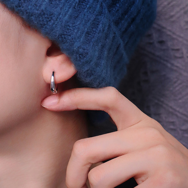 Ikdienas stīpas auskari sudraba un melnā krāsā