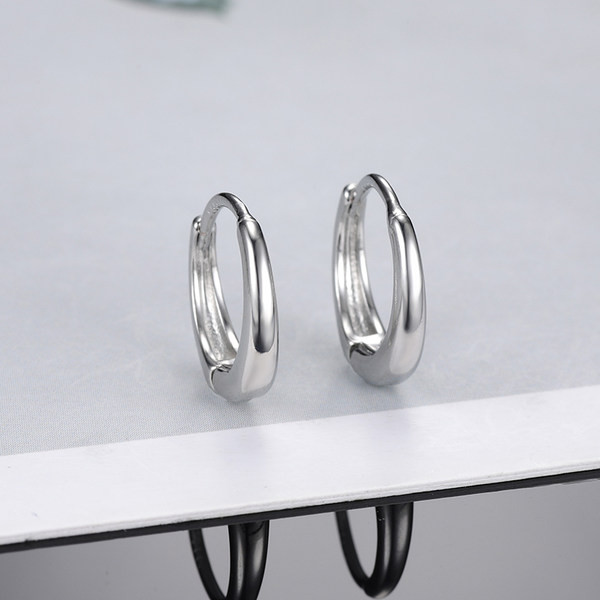 Ikdienas stīpas auskari sudraba un melnā krāsā