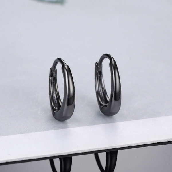 Ikdienas stīpas auskari sudraba un melnā krāsā