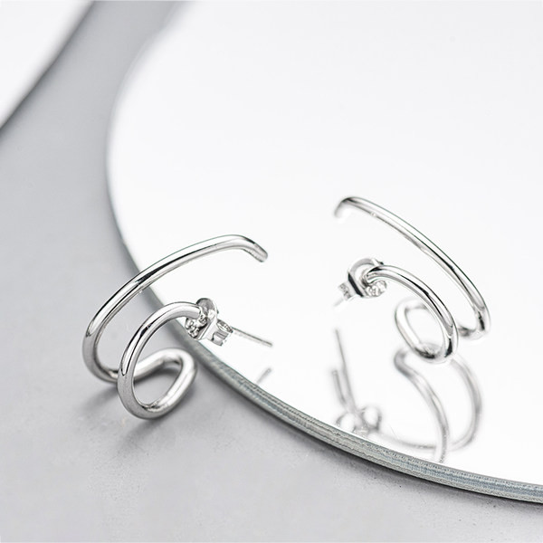 Vīriešu auskari ar modernu ģeometrisku dizainu