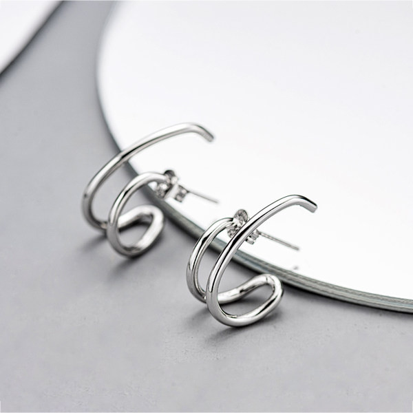 Vīriešu auskari ar modernu ģeometrisku dizainu