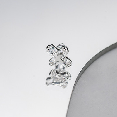 Vīriešu auskari krusta formā ar dekoratīviem akmeņiem