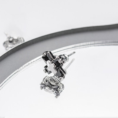 Vīriešu auskari krusta formā ar dekoratīviem akmeņiem