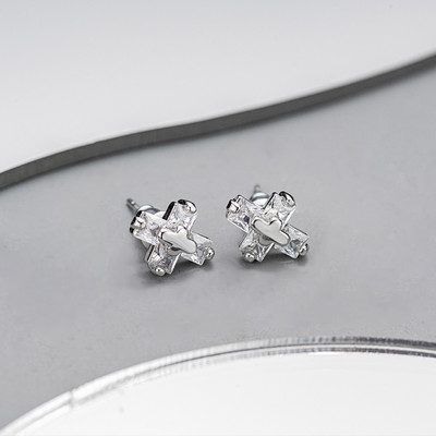 Vīriešu auskari krusta formā ar dekoratīviem akmeņiem